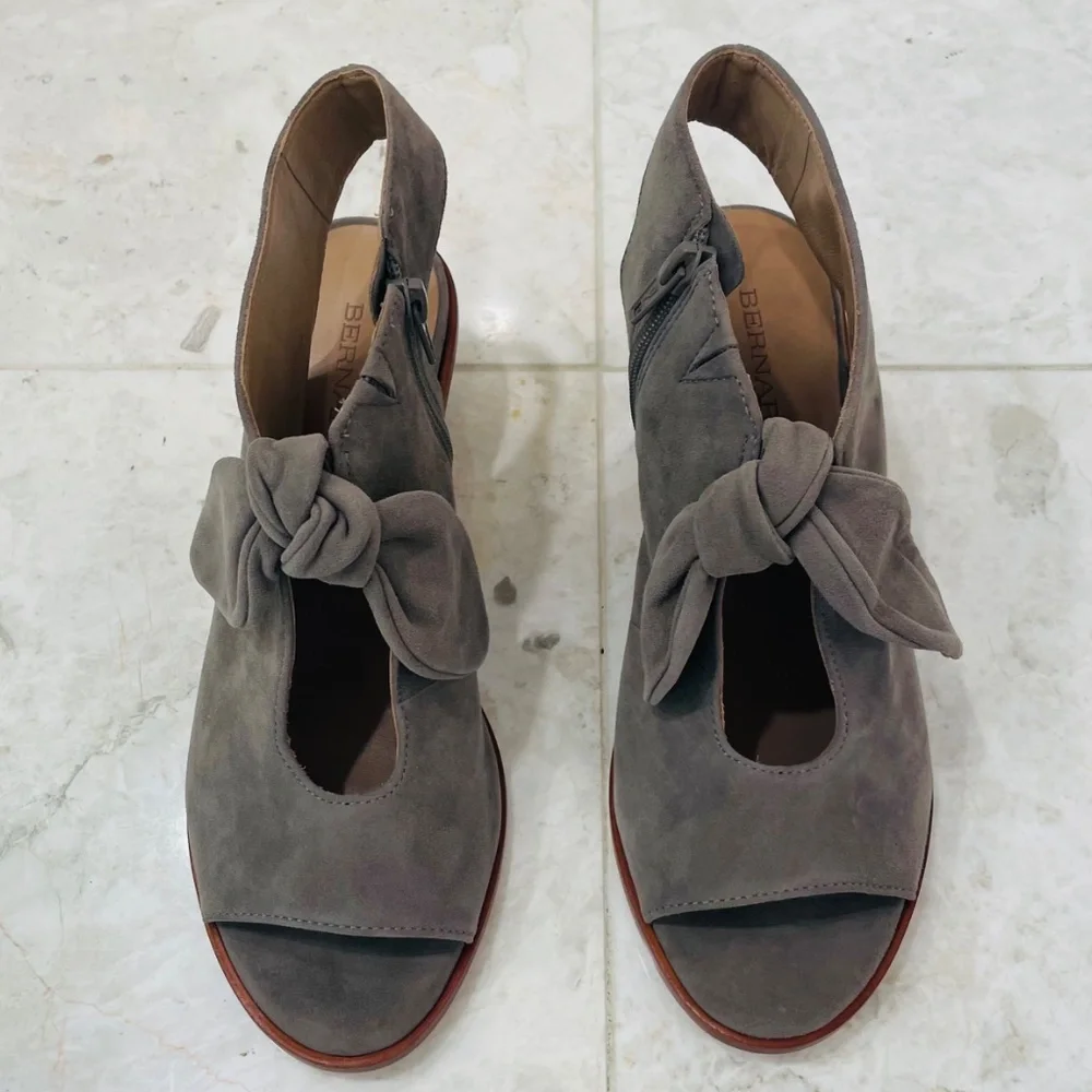 BERNARDO {6.5} Booties Gray Suede Knotted 
